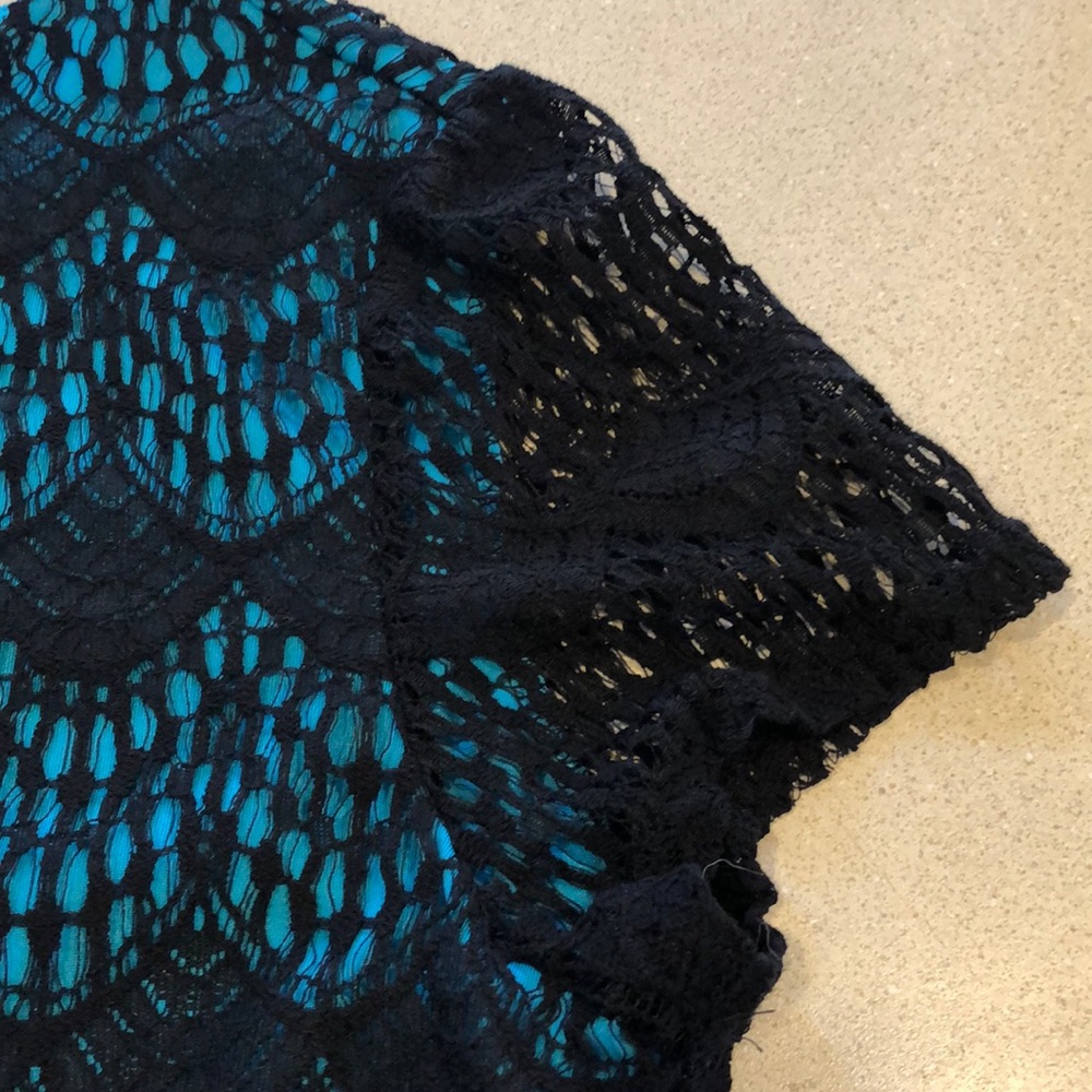 LOFT CROCHETED LACE SHORT SLEEVE BLOUSE BLACK OVER TEAL BLUE LINER SIZE M - Picture 6 of 10